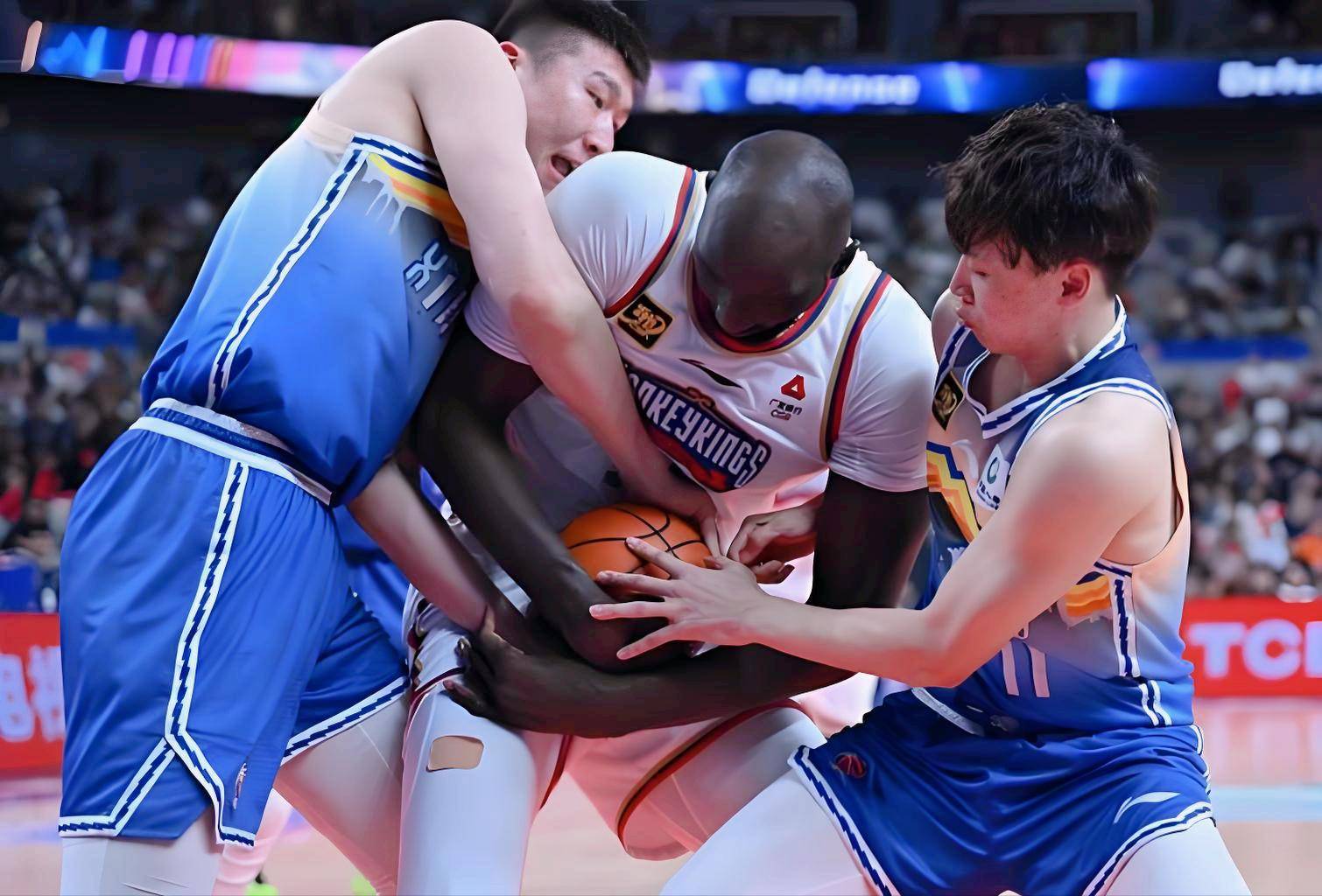 关于洛杉矶湖人训练开放日，冲刺阶段强势反弹引欢呼，CBA季后赛在即，更衣室氛围转暖的信息-九游娱乐